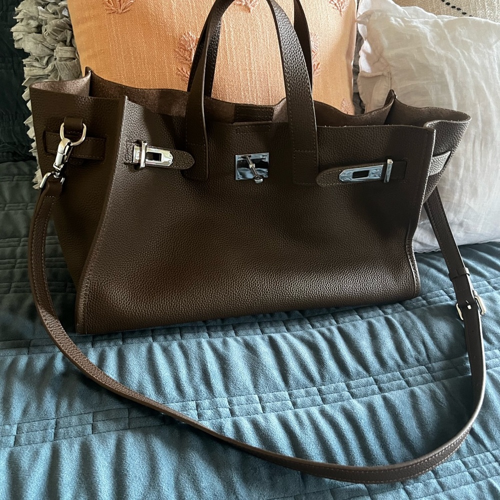 Classic Brown Leather Tote Bag with Shoulder Strap